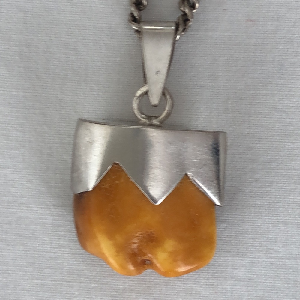 Butterscotch Baltic Amber pendant on silver necklace. - Picture 4 of 14
